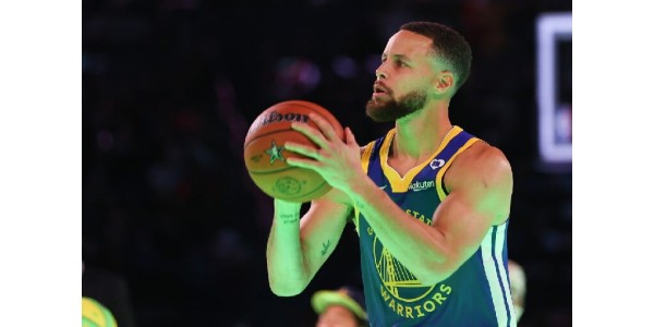 Stephen Curry voitti ensimmäisen NBA:n kaikkien tähtien kolmen pisteen vuosisadan taisteluvyön